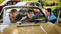 Dr. Nice – Notfall in einem Porsche-Oldtimer, v.li.: Josefine Preuss als Charlie, Michele Oliveri als Ole Pössmann, Patrick Kalupa als Dr. Neiss