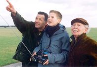 In aller Freundschaft – Roland (Thomas Rühmann) und Friedrich (Fred Delmare) haben sich von Jakob (Karsten Kühn) überreden lassen, das Modellflugzeug zu steuern.