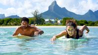 Die Inselärztin – Surfen nach Dienstschluss: Ärztin Dr. Filipa Wagner (Anja Knauer) mit dem Barkeeper Mike (Tyron Ricketts).