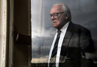 Zum Holocaust-Gedenktag: One Life - Wer ein Leben rettet, rettet die ganze Welt – Nicholas (Anthony Hopkins) besucht die Frau eines Zeitungsverlegers, die sich für seine Liste interessiert.