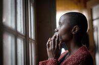 Hafen ohne Gnade – Joy (Eliane Umuhire) nach Pierres Tod