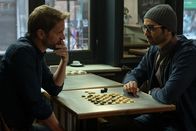 Unit 42 – Jeff (Luc Schiltz, l.) erzählt Nassim Khaoulani (Roda Fawaz, r.) von seinem neuen Job in einer neuen Stadt. Er möchte, dass Nassim ihm folgt. Dieser ist nicht begeistert davon.