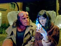 Hellboy – Selma Blair als Liz Sherman, Ron Perlman als Hellboy