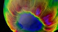 Spacetime – Farbvisualisierung der Atmosphäre: Eine Satellitenaufnahme zeigt die Strömungen und Temperaturunterschiede in der Erdatmosphäre - eindrucksvoll sichtbar gemacht durch farbcodierte Daten.
