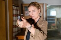 Die Chefin – Es gibt kein Zurück. Vera Lanz (Katharina Böhm) hält den Eindringling mit ihrer Pistole in Schach. Wer steckt unter der Maskierung?