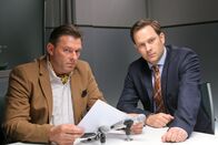 Die Rosenheim-Cops – Kommissar König (Mark-Alexander Solf, r.) hat herausgefunden, dass der Unfallwagen Bauunternehmer Max Haimhauser (Fritz Scheuermann, l.) gehört.