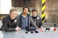 Checkpoint – "Checkpoint" baut mit einem Smartphone einen Beamer. David, Moderator Tommy Scheel und Felix am Experimentiertisch mit Werkzeugen und Utensilien.
