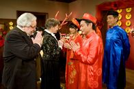 Die Fallers - Die SWR Schwarzwaldserie – v.l.: Hermann (Wolfgang Hepp), Johanna (Ursula Cantieni), Oanh (Yi Chi), Tu (Maverick Quek), Onkel Doan (Fang Yu)