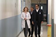 Bull – Kann es sein, dass Troy Dickerson durch Hypnose zum Mörder wurde? Das müssen (v.l.n.r.) Dr. Amy Levin (Meryl Jones Williams), Benny (Freddy Rodriguez) und Bull (Michael Weatherly) nun herausfinden ...; Kann es sein, dass Troy Dickerson durch Hypnose zum Mörder wurde? Das müssen (v.l.n.r.) Dr. Amy Levin (Meryl Jones Williams), Benny (Freddy Rodriguez) und Bull (Michael Weatherly) nun herausfinden ...
