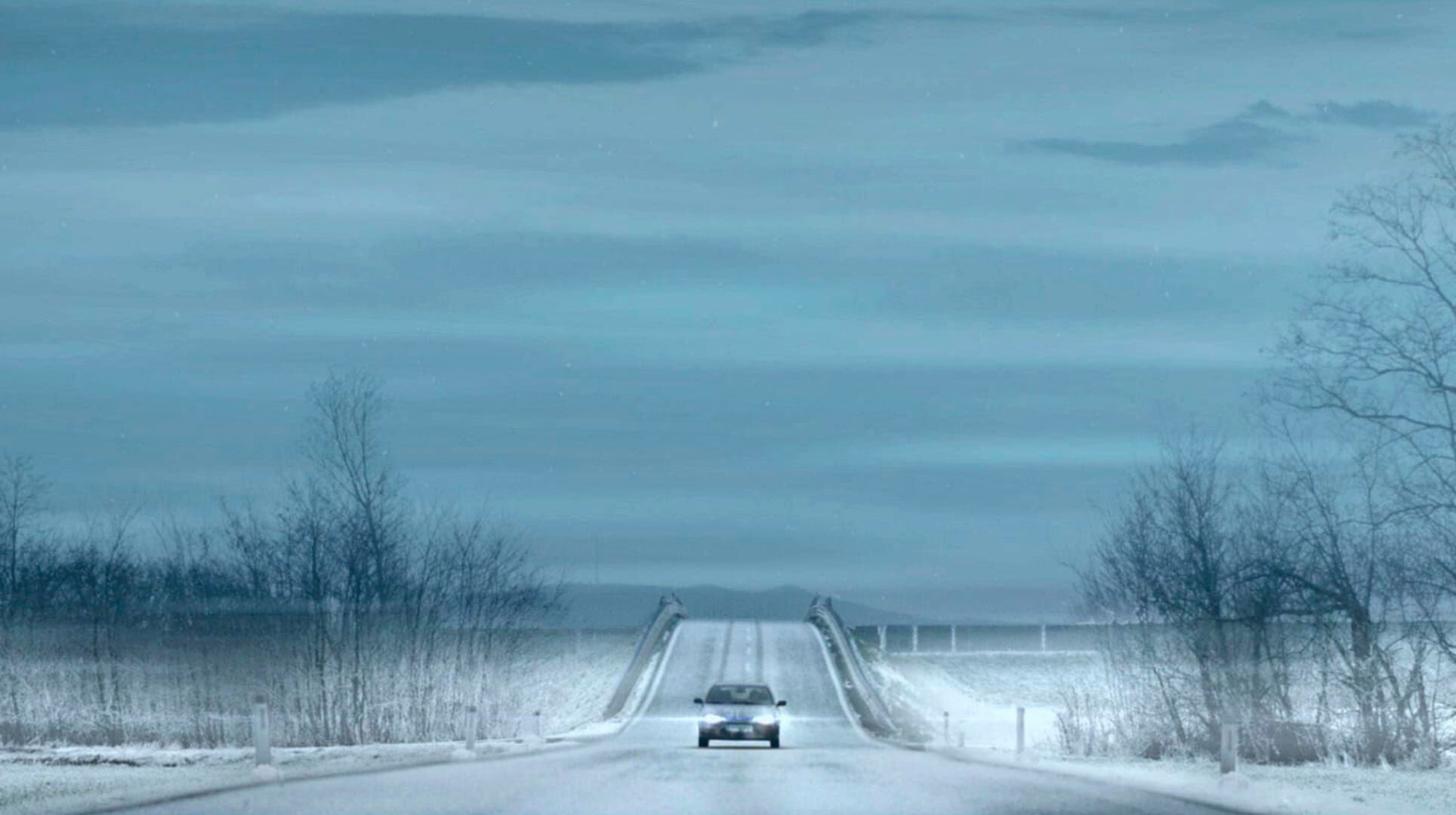 Nelly – Autofahrt durch eine surreale Landschaft.