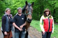 Re: – Försterin Monika Runkel (re.) möchte gemeinsam mit Manuela Zimmermann (li.) und deren Ehemann Hubert (Mi.) die Pferde zurück in den Wald holen.