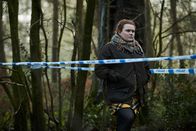Wild Bill – Muriel (Bronwyn James) begutachtet den Ort, wo die Leiche gefunden wurde.
