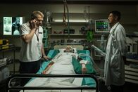 Es geschah am... – Der Schweizer Arzt Urs Schneider findet nach langer Suche die Schweizerin Mireille Brefin. Mit seinem thailändischen Kollegen (Thaddy Spörri) muss er eine schwere Entscheidung treffen, v.li.: Samuel Streiff als Urs Schneider, Magdalena Neuhaus als Mireille Brefin und Thaddy Spörri als thailändischer Arzt. (Nachgestellte Szene)