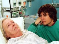 In aller Freundschaft – MDR Fernsehen IN ALLER FREUNDSCHAFT FOLGE 206, "Ich will nach Hause" Uhr. René (Luke Wilkens), der ein sehr inniges Verhältnis zu seiner Großmutter Martha (Gudrun Okras) hat, sucht verzweifelt einen Ausweg, seiner Oma das Pflegeheim zu ersparen.