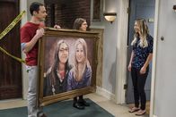 The Big Bang Theory – Sheldons (Jim Parsons, 2.v.l.) und Amys (Mayim Bialik, l.) Experiment ist geglückt: Die beiden ziehen tatsächlich zusammen. Um Platz zu schaffen, wollen sie einige Besitztümer an Vormieterin Penny (Kaley Cuoco, 2.v.r.) zurückgeben. Doch dann stellt plötzlich auch Leonard (Johnny Galecki, r.) Forderungen und es kommt zum Streit ...