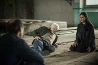 Tatort – Von links: Thomas Barthold (Gerhard Liebmann) verhöhnt den verletzten Kriminalhauptkommissar Ivo Batic (Miroslav Nemec) und erinnert Ayumi Schröder (Luka Omoto) an den qualvollen Tod ihres Mannes.