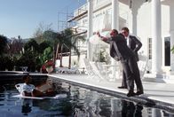 Beverly Hills Cop 2 – Der Detroiter Cop mit der großen Klappe, Axel Foley (Eddie Murphy, l.), ermittelt gerade in ganz großem Stil in einer heißen Sache. Unterstützt wird er dabei von seinen Freunden Billy Rosewood (Judge Reinhold, r.) und John Taggart (John Ashton, M.) ...