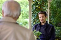 Sturm der Liebe – Massimo (Philip Birnstiel, r.) bekommt ein schlechtes Gewissen, als Werner (Dirk Galuba, l.) ihm die Geschichte der Uhr erzählt.