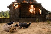 Oxen – Margrethe (Josephine Park) und Niels (Jacob Lohmann) bringen sich in Sicherheit, als die Jagdhütte in Flammen aufgeht.