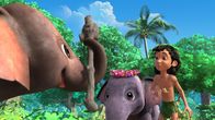 Das Dschungelbuch – Appu, Hita und Mogli spielen heimlich mit dem schwarzen Taktstock, den der Elefantenchef Hathi am Abend für die alljährliche Parade braucht.