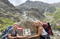 alpha-expedition: Wunderschön! – Tamina Kallert (rechts) wird auf ihrer Alpenüberquerung über den Fernwanderweg E5 von Toni Schlosser begleitet, die durch die „Bergfreundinnen“ beim BR bekannt ist.