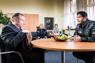 Notruf Hafenkante – Im Direktorinnenzimmer von Frau Ekkhard (Marion Martienzen, 2.v.r.) befragen Tarik (Serhat Cokgezen, r.) und Claudia (Janette Rauch, 2.v.l.) den Mathelehrer Udo Ahlmann (Stefan Preiss, l.). Gegen ihn hat einer seiner Schüler Anzeige wegen Körperverletzung erstattet.