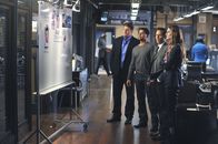 Castle – Ein Regierungskritiker wurde ermordet und offiziell übernimmt Homeland Security die Ermittlungen, doch Richard Castle (Nathan Fillion, l.), Kevin Ryan (Seamus Dever, 2.v.r.), Javier Esposito (Jon Huertas, 2.v.l.) und Kate Beckett (Stana Katic, r.) haben das Gefühl, dass an der Sache etwas faul ist ...