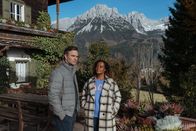 Der Bergdoktor – Kirsten Sevic (Denise M'Baye) und Andraes Unger (Jakob Seeböck) machen sich Sorgen um ihre gemeinsame Freundin.