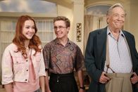 The Goldbergs – (v.li.) Sadie Stanley (Brea Bee), Sean Giambrone (Adam Goldberg), George Segal (Pops).