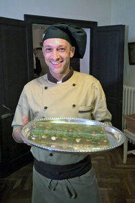 Cuisine Royale – Koch Edoardo Craviari präsentiert Forelle und wilden Spargel in Aspik.