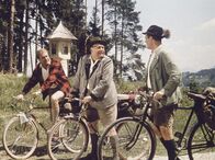 Immer die Radfahrer – Kräftig in die Pedale treten: Die 3 ehemaligen Schulkameraden Fritz Eilers (Heinz Erhardt, Mitte), Ulrich Salandt (Hans-Joachim Kulemkampff, li.) und Johannes Büttner (Wolf Albach-Retty).