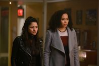Charmed – Mel Vera (Melonie Diaz, l.); Macy Vaughn (Madeleine Mantock, r.)