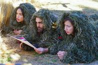 The Last Man on Earth – Nachdem Carol (Kristen Schaal, r.) auf einem ihrer Fotos eine Entdeckung gemacht hat, legt sie sich mit Erica (Cleopatra Coleman, l.) und Tandy (Will Forte, M.) auf die Lauer ...