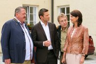 Die Rosenheim-Cops – Die Rosenheimer Kollegen Hofer (Joseph Hannesschläger, l.), Hansen (Igor Jeftic, 2.v.l.), Mohr (Max Müller, 2.v.r.) und Dr. Eckstein )Petra Einhoff, r.) ermitteln, wer die Bierkönigin erschlagen hat.