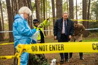 Inspector Barnaby – Eine Mordserie in einer Gruppe von so genannten Preppern, die sich hobbymäßig auf eine mögliche Apokalypse vorbereiten, beschäftigt DCI John Barnaby (Neil Dudgeon, M.), seinen Assistenten DS Jamie Winter (Nick Hendrix, r.) und Rechtsmedizinerin Fleur Perkins (Annette Badland, l.).