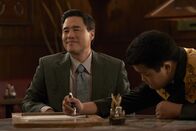 Fresh off the Boat – Louis Huang (Randall Park, l.); Eddie Huang (Hudson Yang, r.)