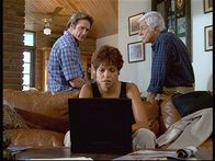 Diagnose: Mord – Steve (Barry Van Dyke, l.) und Mark (Dick Van Dyke, r.) beobachten skeptisch, wie Amanda (Victoria Rowell, M.) im Internet eine bestimmte Seite sucht, auf der sie einen Mord beobachtet haben will.