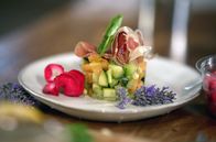 Zu Tisch ... – Melonentartar mit Zucchini, Gurke und Avocado