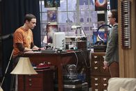 The Big Bang Theory – Ein neuer Esstisch soll her. Doch zum Leidwesen von Leonard (Johnny Galecki, r.) ist Sheldon (Jim Parsons, l.) mal wieder gegen eine Veränderung ...