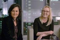 Durch die Nacht mit ... – Kamila Shamsie (li.) mit Rechtsanwältin Claudia Otto (re.)