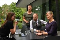 Herr und Frau Bulle – Heiko Wills (Johann von Bülow, 2.v.r.) und seine Frau Yvonne Wills (Alice Dwyer, l.) ermitteln zusammen mit Kevin Lukowski (Tim Kalkhof, 2.v.l.) und Dane Springer (Birge Schade, r.).