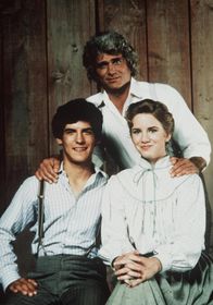 Unsere kleine Farm – Charles Ingalls (Michael Landon, M.) mit seinem Adoptivsohn Albert (Matthew Laborteaux, l.) und seiner Tochter Laura (Melissa Gilbert, r.).