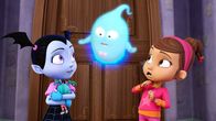 Vampirina – "Disneys Vampirina", "Das ist ja zum Flattern! / Eine Pension zum Gruseln." Das ist ja zum Flattern!Gemeinsam mit ihren Eltern zieht Vampirina vom fernen Transsylvanien in die menschliche Zivilisation. Die Ankunft in Pennsylvania ist für die Familie ein Schock. Alle hier sind furchtbar schreckhaft. Schnell ist klar: Wenn die kleine Vampirin in der neuen Heimat Freunde finden will, darf nichts an ihr gruselig sein. Doch das ist gar nicht so einfach bei jemandem mit blauer Hautfarbe, spitzen Zähnen und süßen Monstern unter dem Bett. Eine Pension zum GruselnFür Vampirinas Mutter Oxana geht ein lang gehegter Wunsch in Erfüllung: Endlich kann sie ein Spukhotel eröffen. Immer schon hat Oxana davon geträumt. Bislang gibt es allerdings nur ein einziges Gästezimmer. Und das ist schneller als gedacht auch gleich doppelt belegt: Sowohl Vampirinas Nachbarn als auch zwei Vampir-Schwestern wollen darin übernachten. Ob das gut geht?