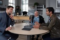 Die Rosenheim-Cops – Otto Grabmaier (Axel Scholtz, M.) erklärt den Kommissaren Hansen (Igor Jeftić, l.) und Kaya (Baran Hêvî, r.), warum es aufgrund seines aktuellen Kontostandes zu Unstimmigkeiten zwischen dem ermordeten Filialleiter und ihm gekommen sei.