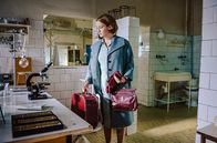Charité – Dr. Ella Wendt (Nina Gummich) hat die Erlaubnis nach West-Berlin auszureisen, um Prof. Prokop bei einem Kongress zu vertreten.