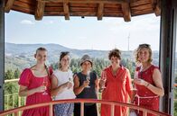 Lecker aufs Land – SWR LECKER AUFS LAND, "Zu Gast bei Judith Wohlfahrt in der Ortenau" Uhr im SWR. Die Landfrauen besuchen den Geigerskopfturm in der Ortenau. v.li.: Paula Altner, Anna Turonok, Myriam Sehringen, Sarah Schreiber, Katrin Humpfer