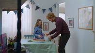 Geschwisterschreck – Sigrid (Maria Ross) und ihr Vater Sverre (Rolf Kristian Larsen) freuen sich auf ihre neue Familie und dekorieren eine Empfangstorte.
