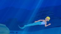 Zoom - Der weiße Delfin – Auru kann seinen Augen kaum trauen. Er sieht Clarissa als Meerjungfrau durchs Wasser gleiten. Ist Clarissa seit Neuestem eine echte Meerjungfrau?
