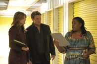 Castle – Die Vermieterin von Lagerräumen (Carlease Burke, r.) ist etwas überrascht, als Castle (Nathan Fillion, M.) und Beckett (Stana Katic, l.) mit einem Hausdurchsuchungsbefehl vor ihr stehen ...