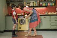 Der kleine Nick – Der kleine Nick (Maxime Godart) wird von seiner fürsorglichen Mama (Valérie Lemercier) verwöhnt.